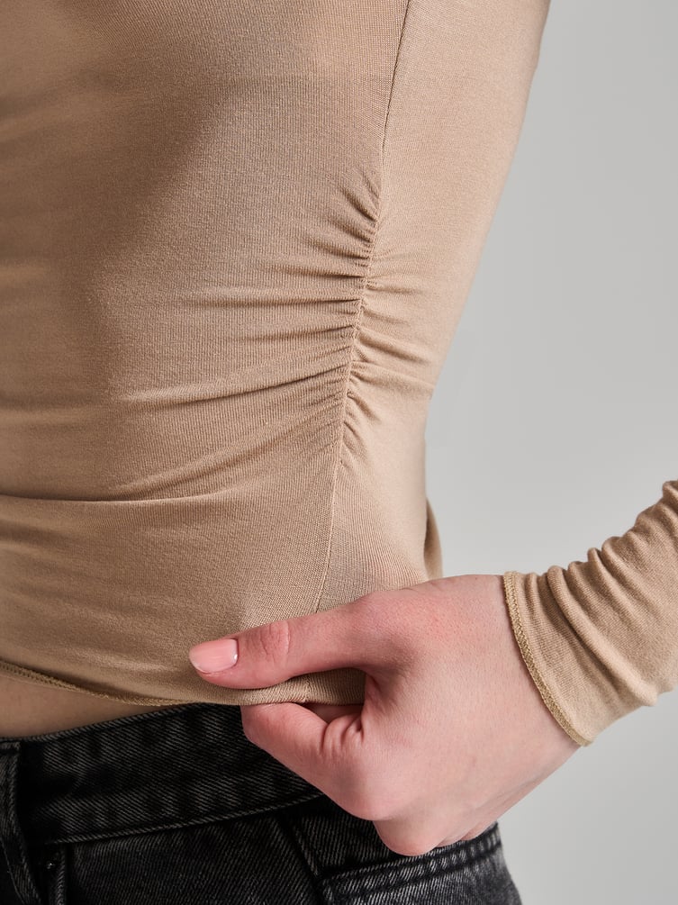 Лонгслив из вискозы с драпировкой