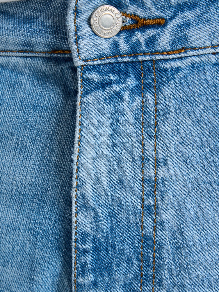 Укороченные джинсы зауженные