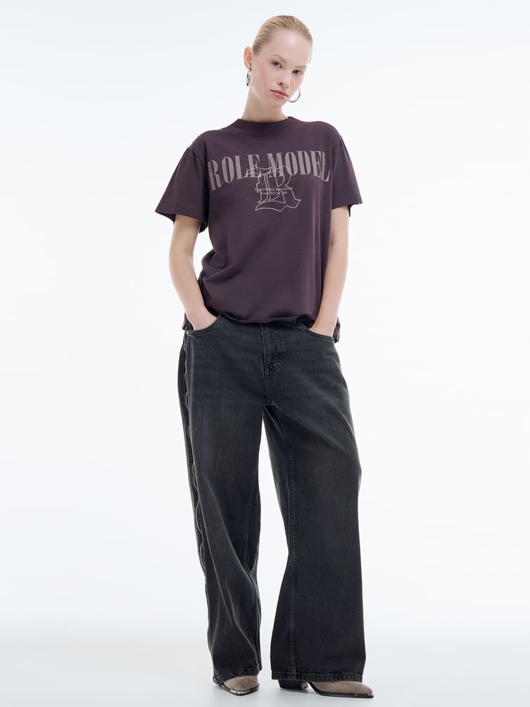 Футболка с надписью и стразами