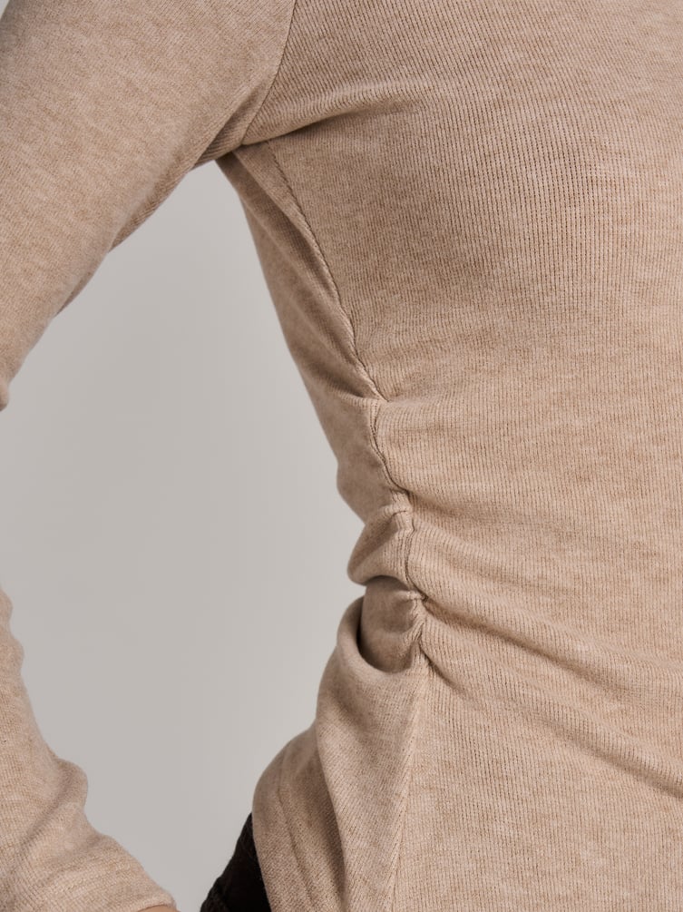 Лонгслив приталенный с драпировкой