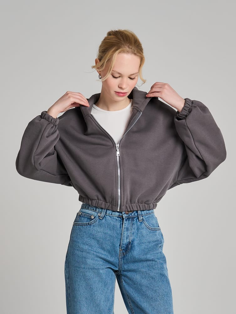 Укороченная зипка оверсайз на молнии с капюшоном и начесом
