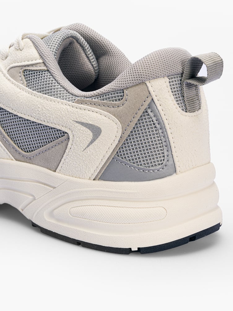 Спортивные кроссовки с сеткой