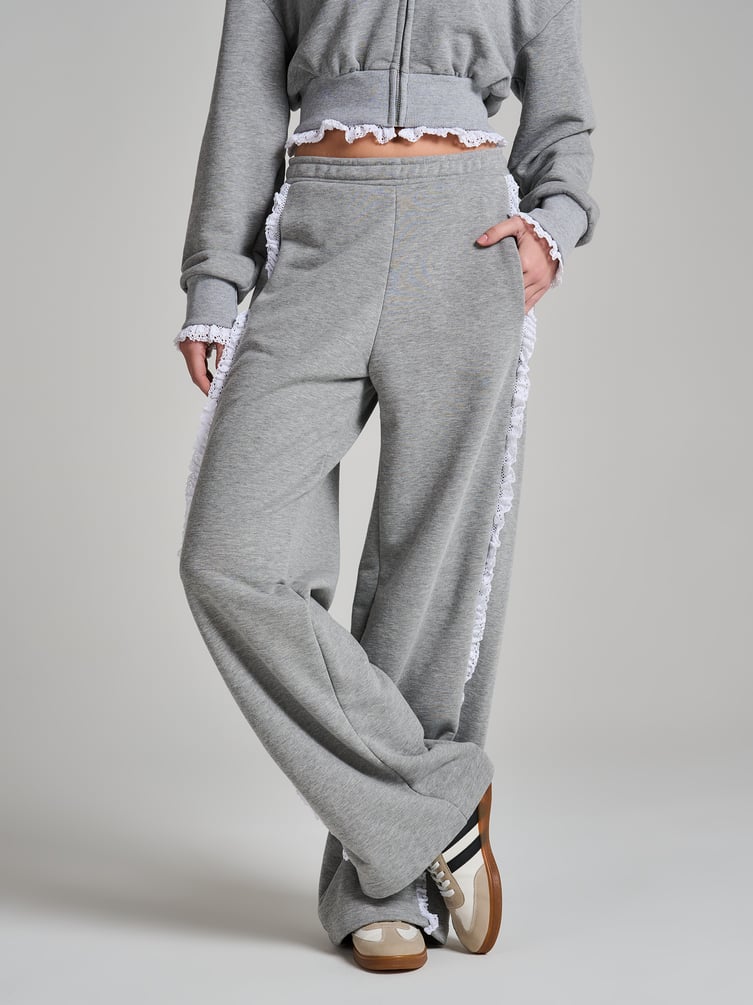 Широкие брюки с лампасами из кружева