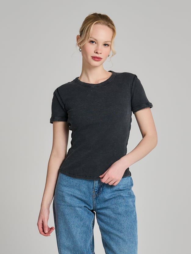 Футболка в рубчик с внешними швами