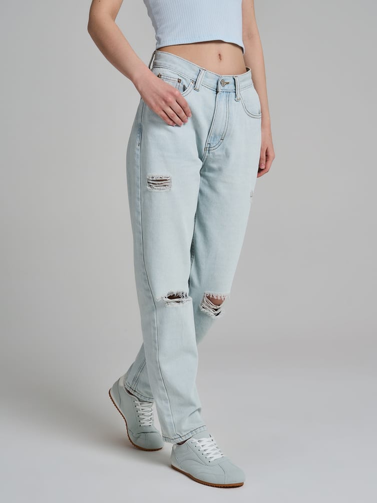 Джинсы момы с разрезами на коленках