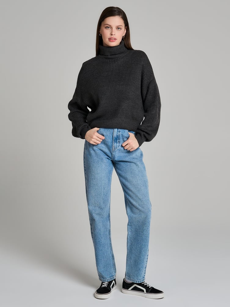 Свитер вязаный с высоким горлом