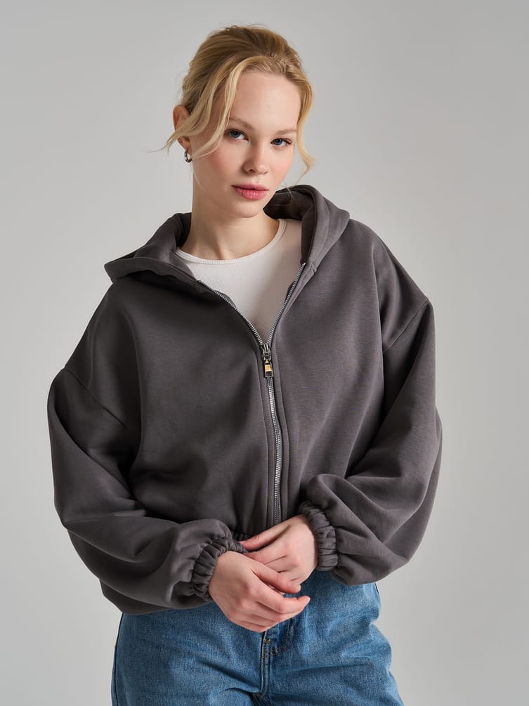 Укороченная зипка оверсайз на молнии с капюшоном и начесом