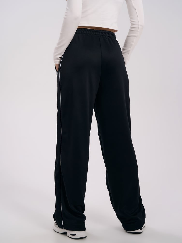 Спортивные брюки с лампасами