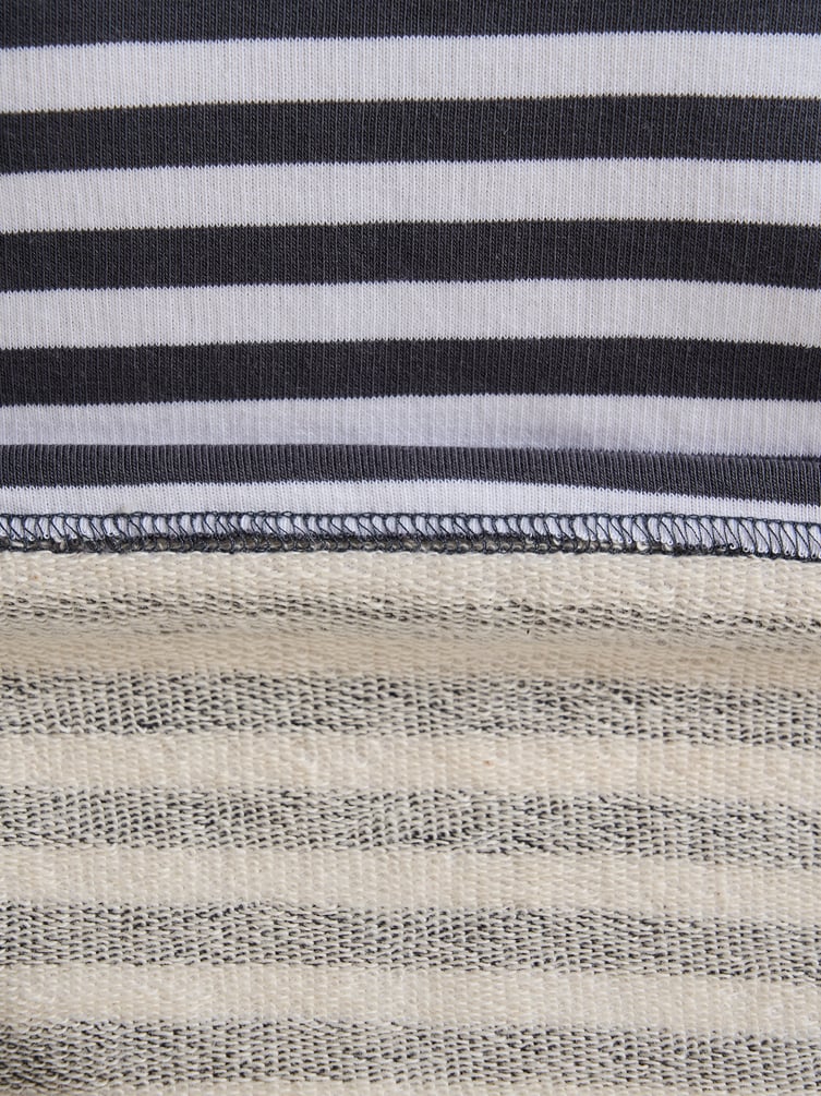 Полосатый свитшот с вышитым сердцем