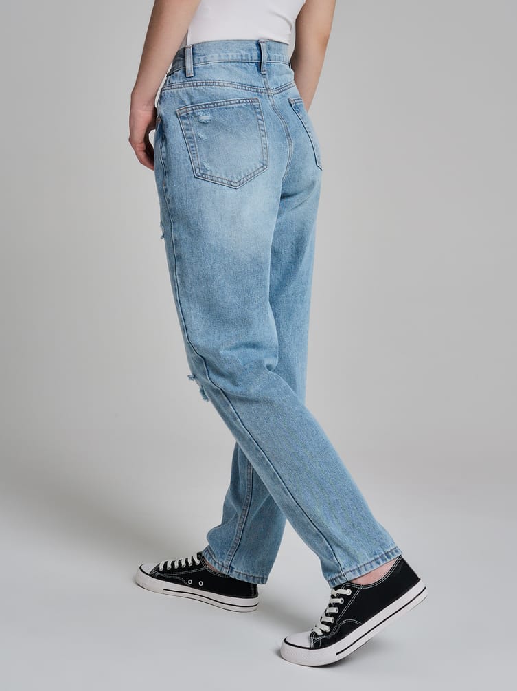 Джинсы момы с разрезами на коленках