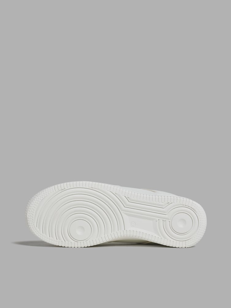 Низкие кроссовки на белой подошве