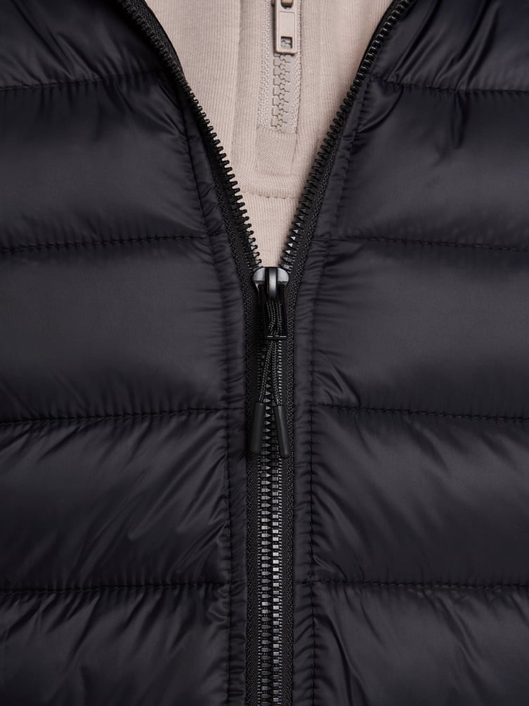 Демисезонная теплая куртка на синтепоне с капюшоном