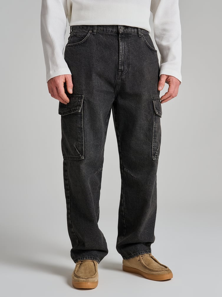 Зауженные джинсы карго с боковыми карманами