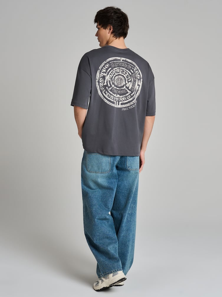 Футболка оверсайз с принтом лабиринта на спине