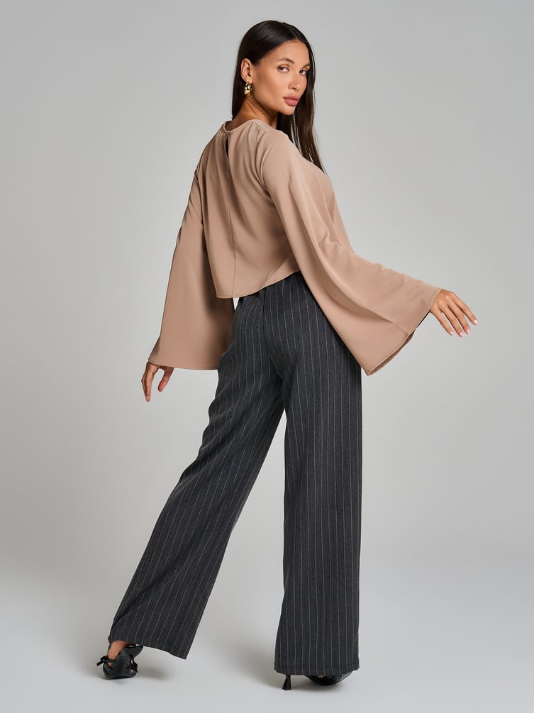 Блузка офисная нарядная с рукавом клеш