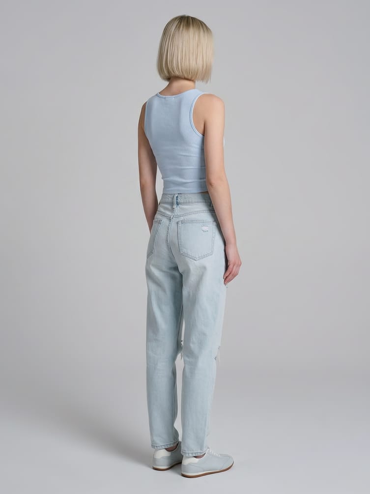 Джинсы момы с разрезами на коленках