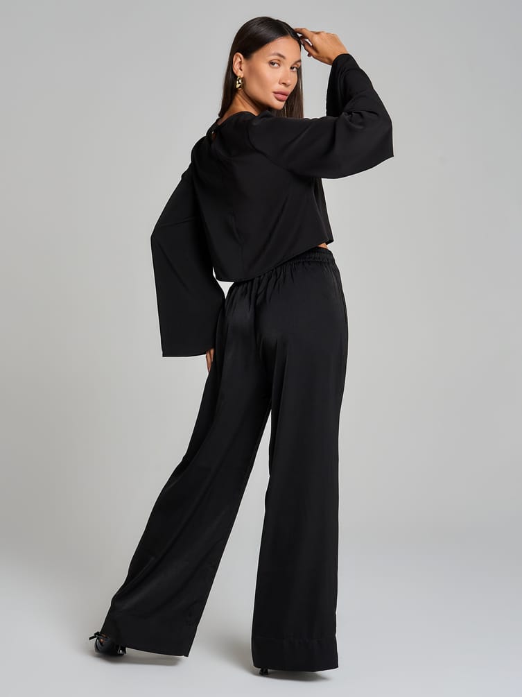 Блузка офисная нарядная с рукавом клеш