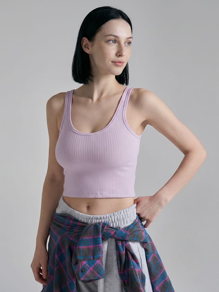 Короткая майка в рубчик на широких бретелях