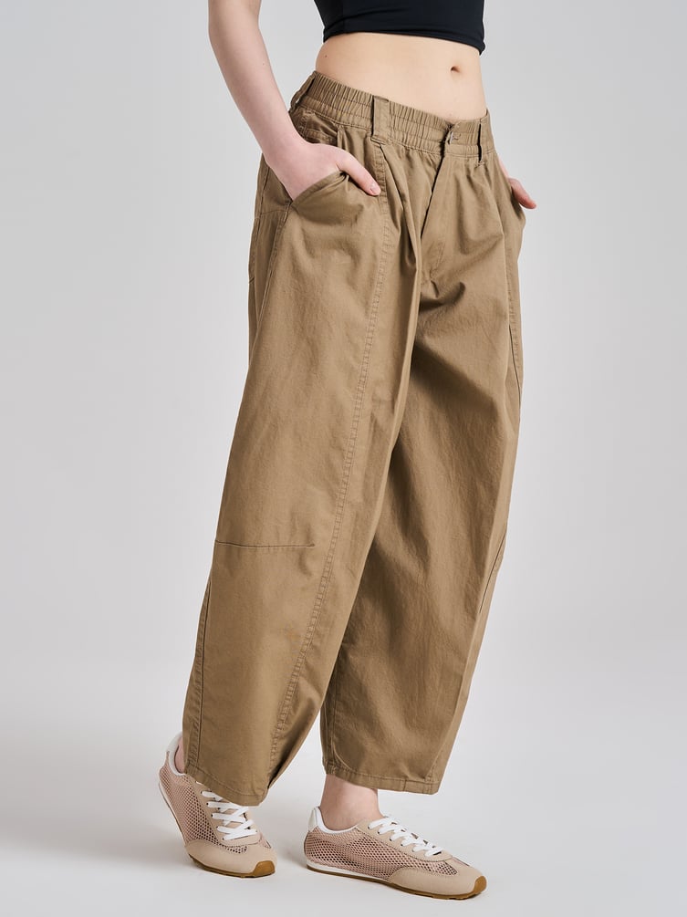 Брюки-бананы с защипами