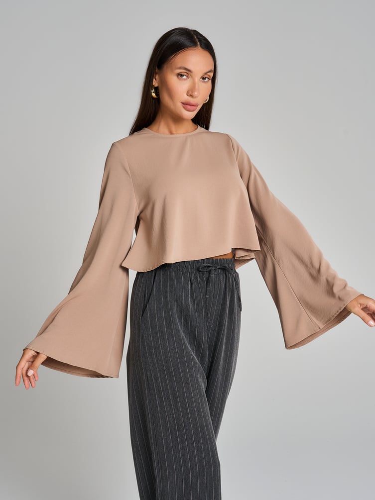 Блузка офисная нарядная с рукавом клеш