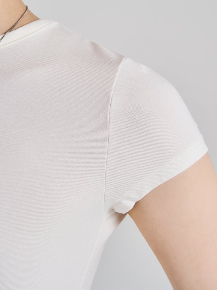 Приталенная футболка с драпировкой