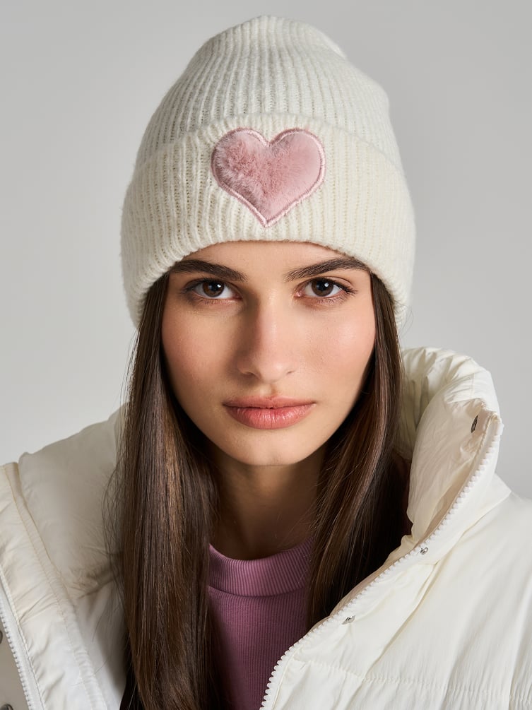 Вязаная шапка с плюшевым сердцем
