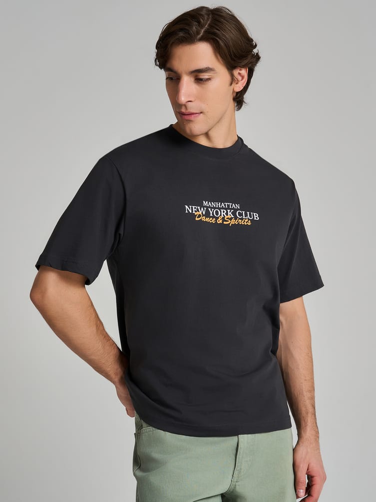 Футболка с принтом на спине