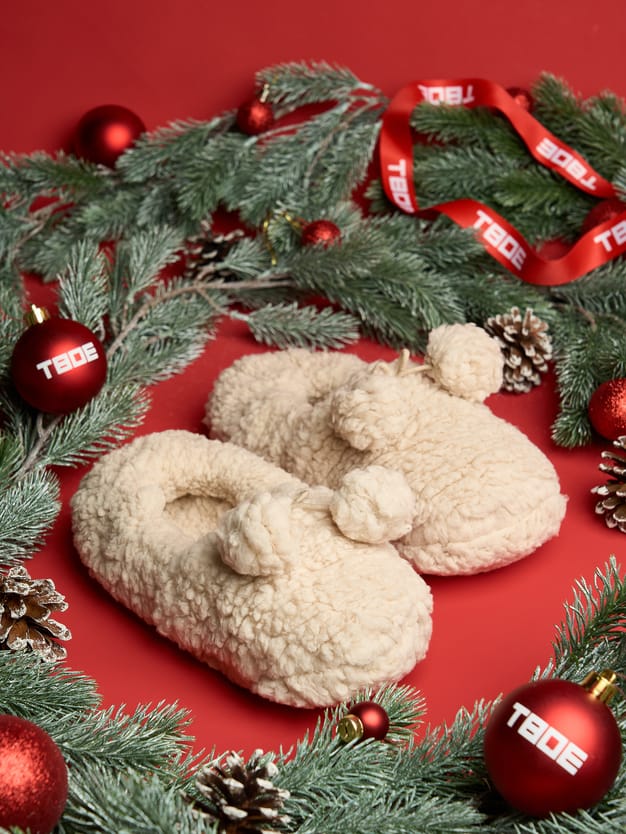 Плюшевые тапочки с помпонами