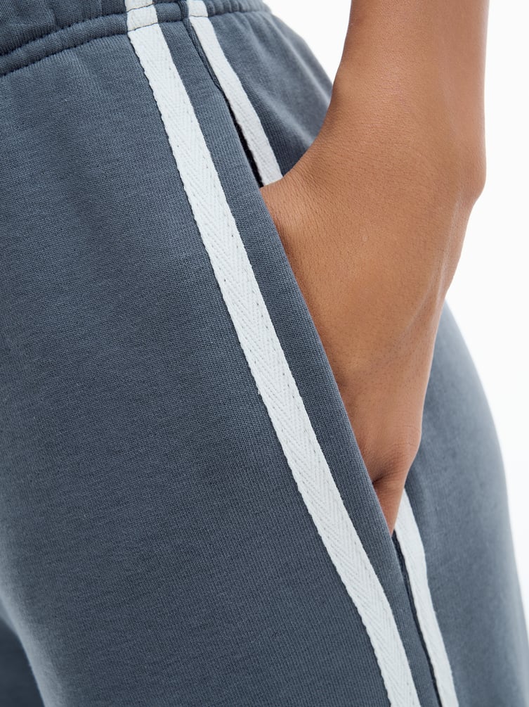 Спортивные прямые брюки с лампасами