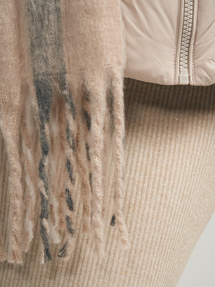 Зимний шарф палантин в клетку с бахромой