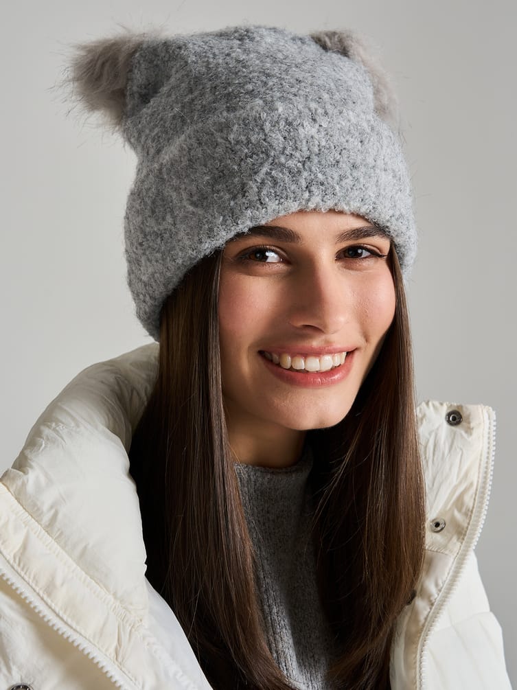 Шапка вязаная с помпонами