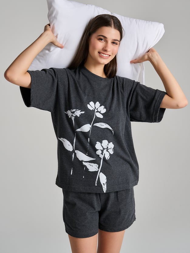 Пижама с футболкой и шортами