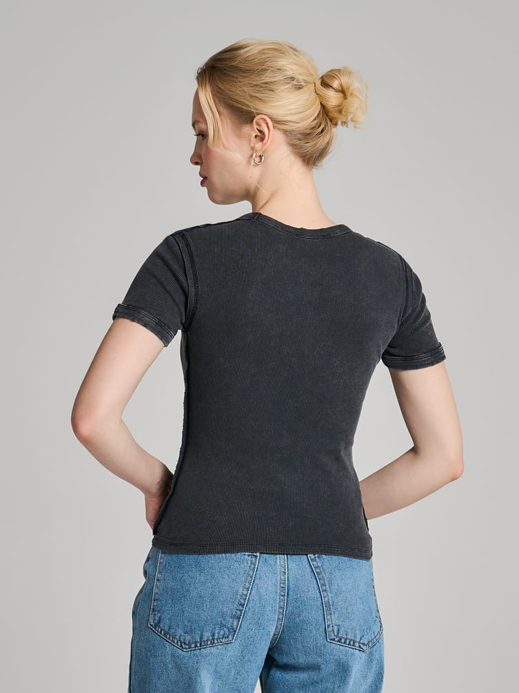 Футболка в рубчик с внешними швами