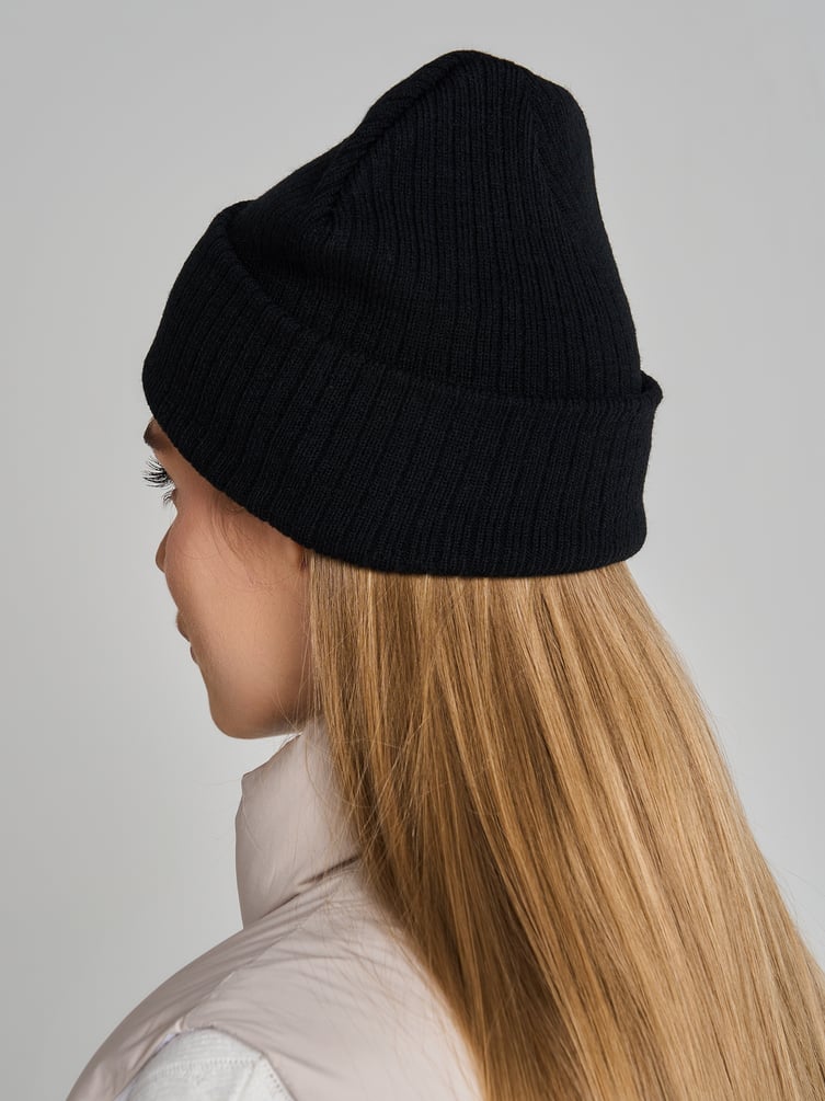 Трикотажная осенняя шапка бини с нашивкой