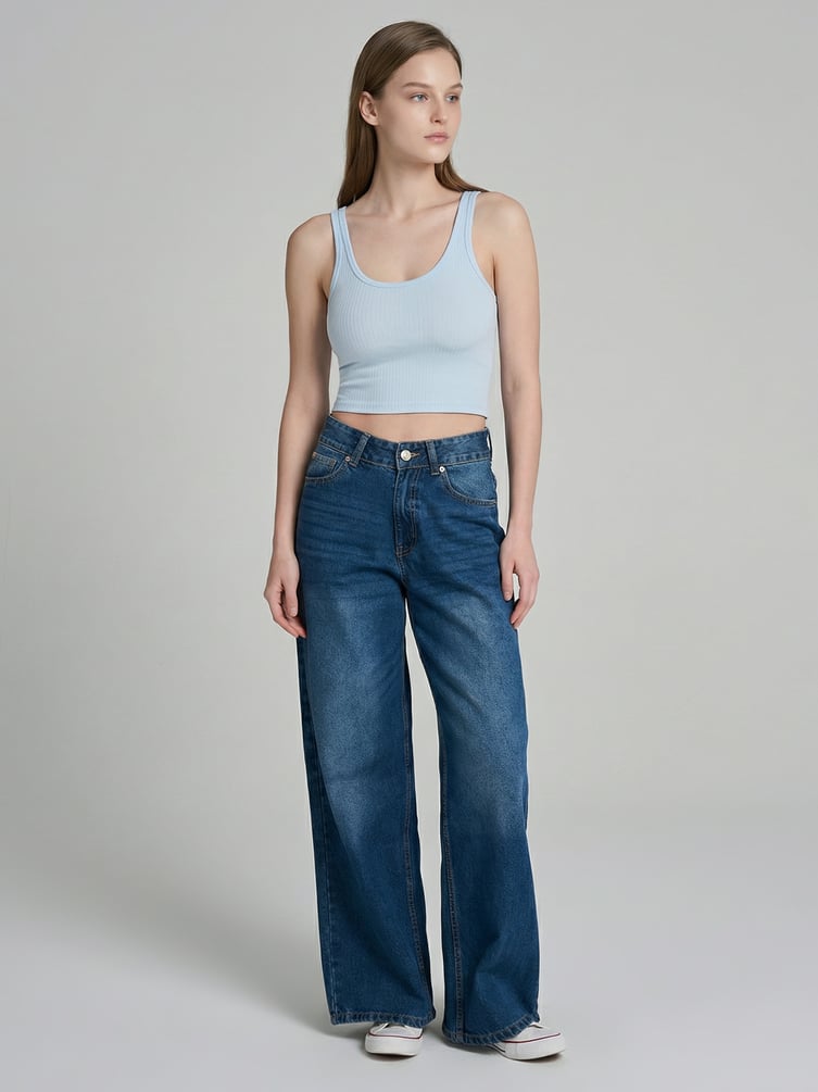 Короткая майка в рубчик на широких бретелях