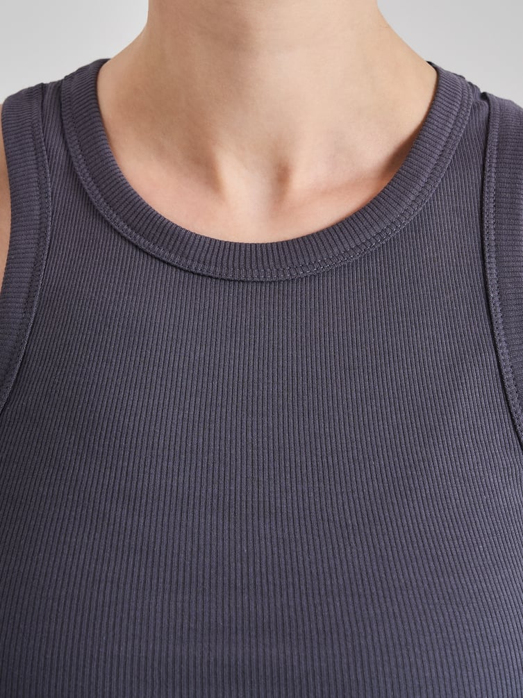 Майка на широких бретелях в рубчик