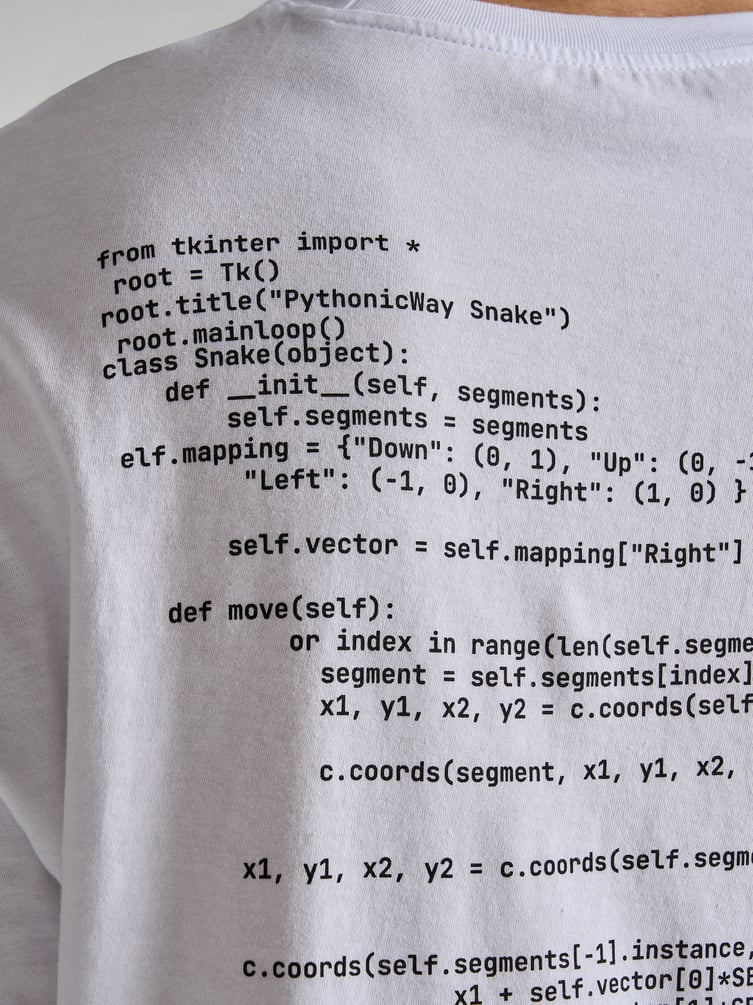 Футболка с принтом программного кода на спине