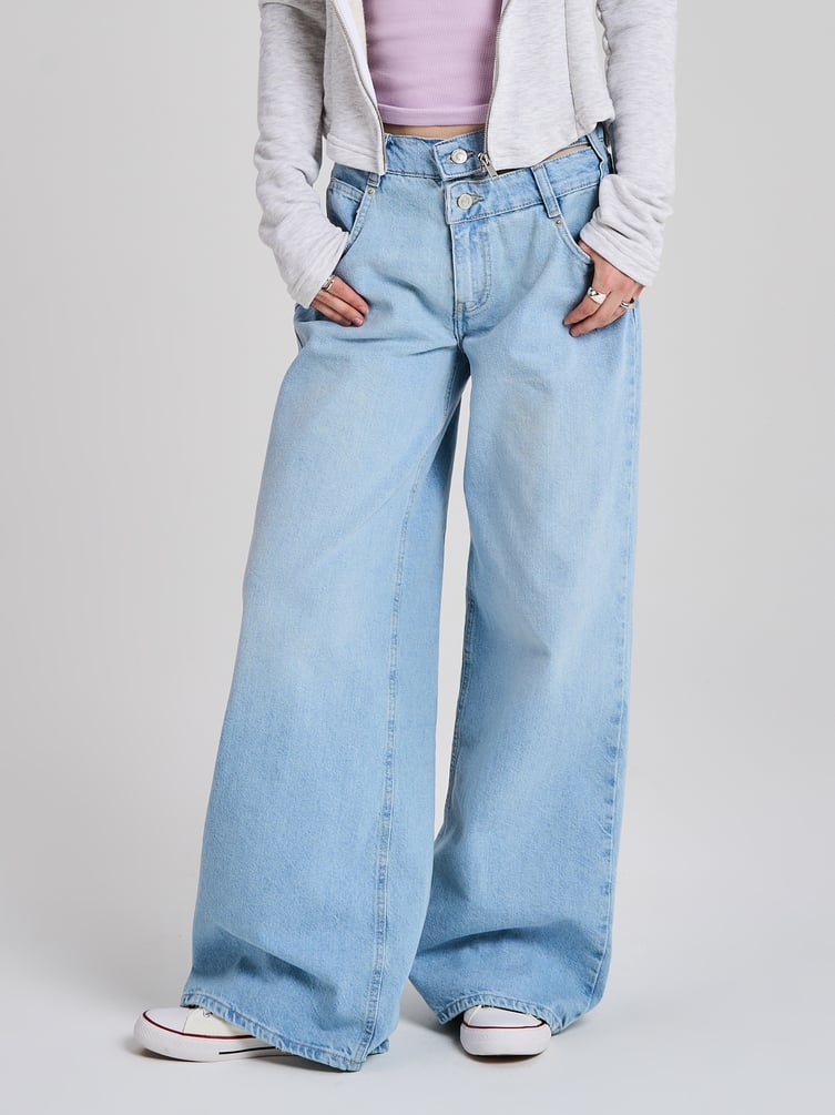 Джинсы широкие с вырезом на ремне