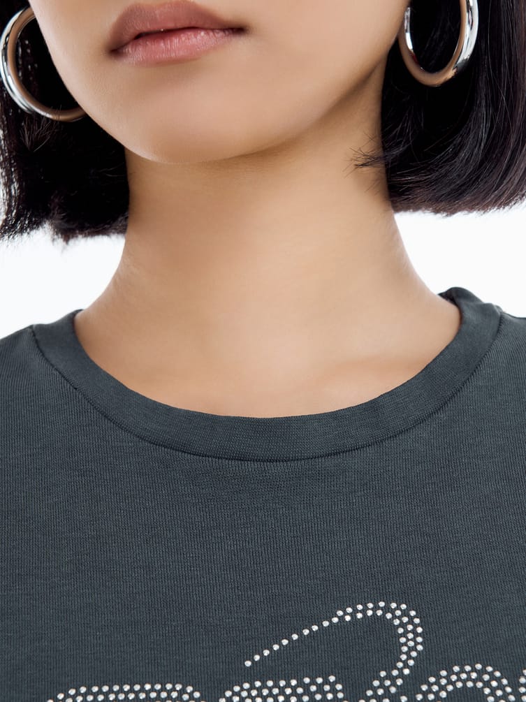 Футболка облегающая с надписью стразами