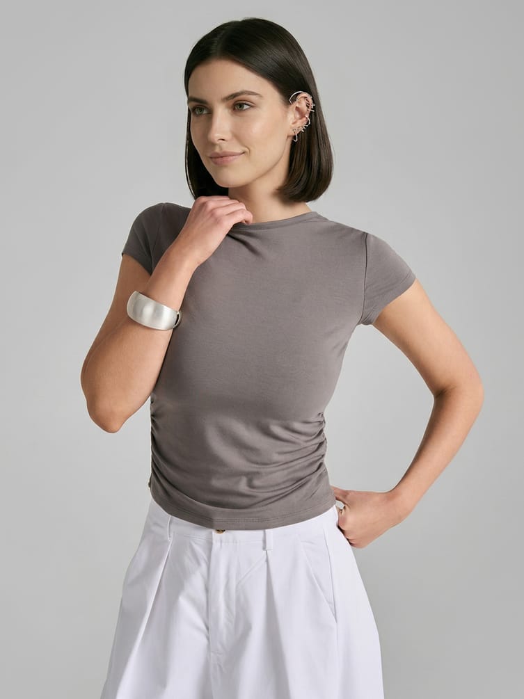 Приталенная футболка с драпировкой