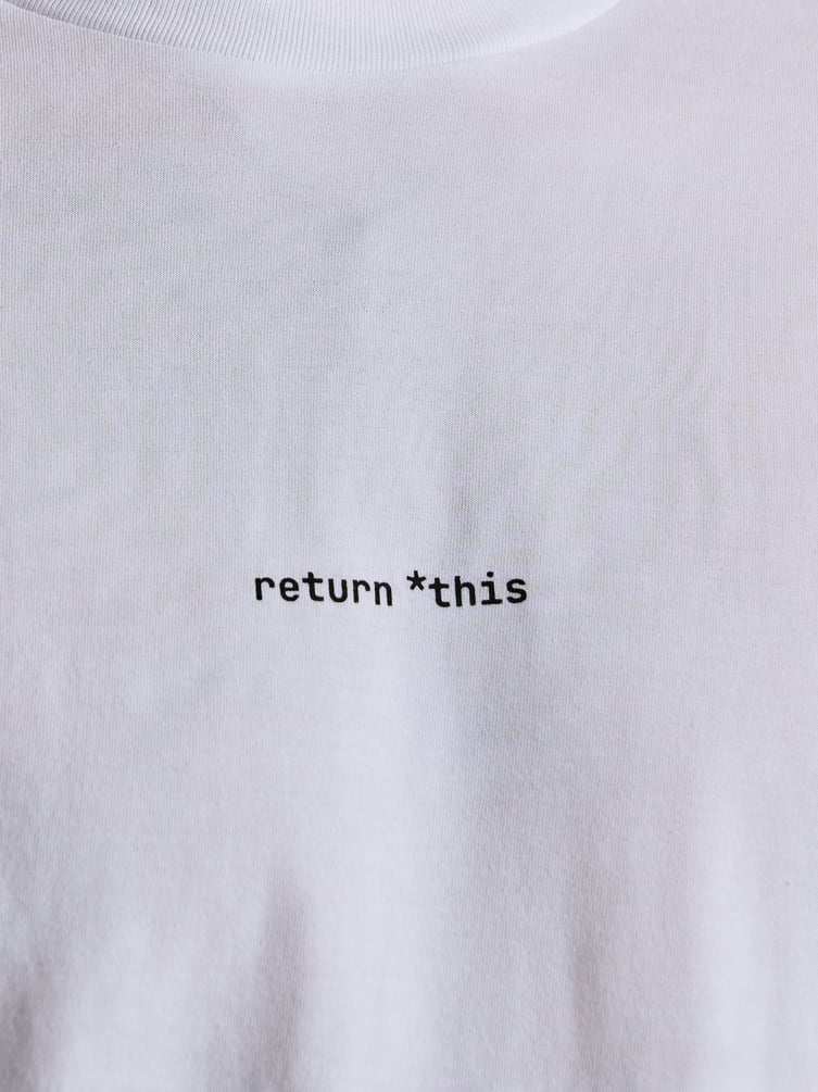 Футболка с принтом программного кода на спине