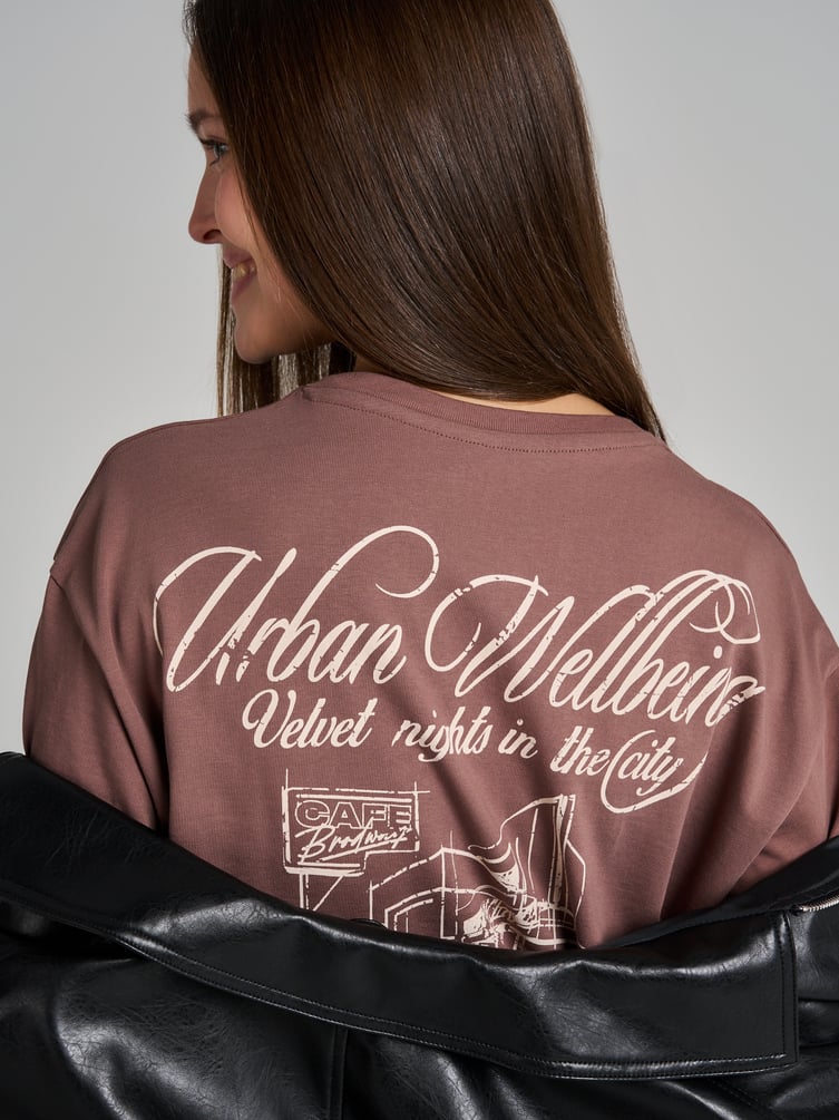 Футболка оверсайз с принтом на спине