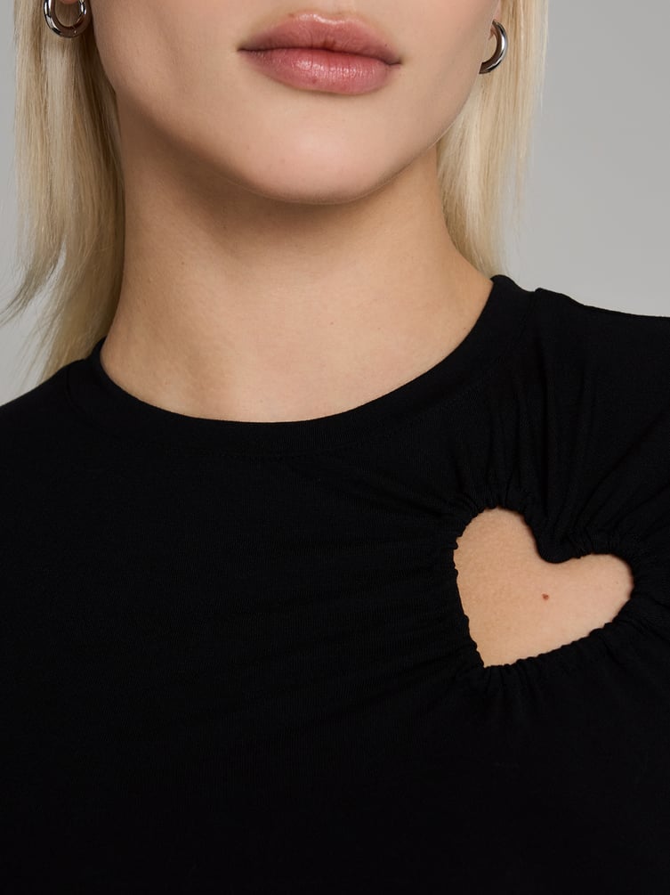 Футболка приталенная с вырезами сердце