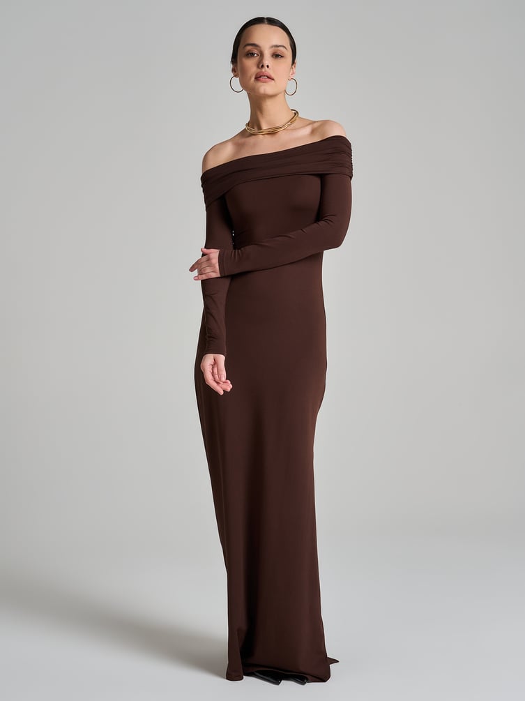 Платье нарядное с открытыми плечами и разрезом