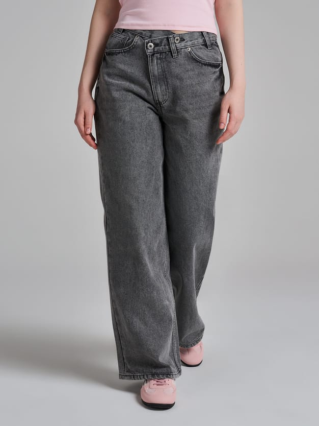 Джинсы широкие с асимметричной застежкой