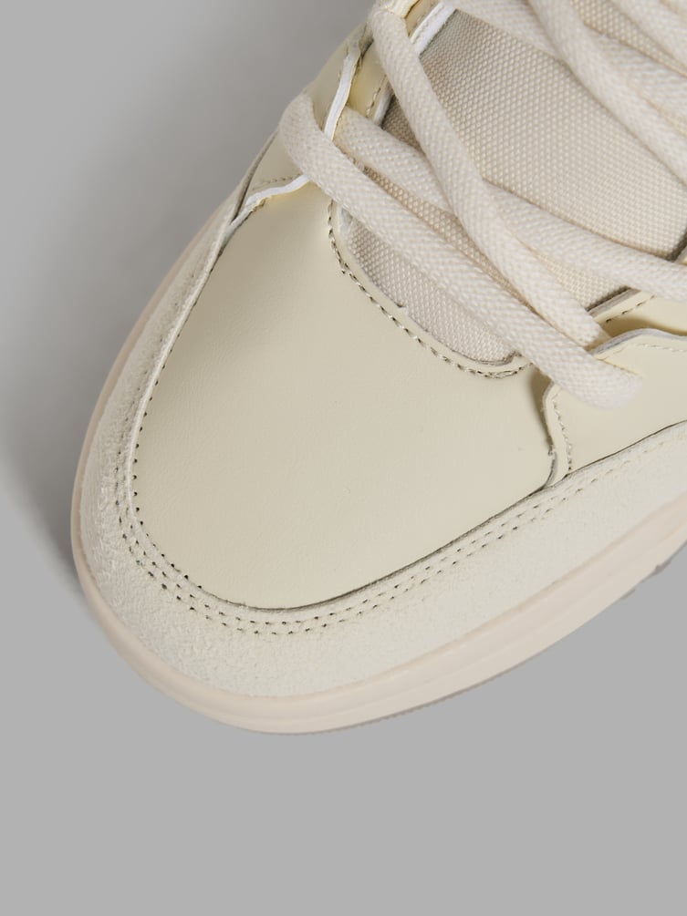 Кроссовки спортивные