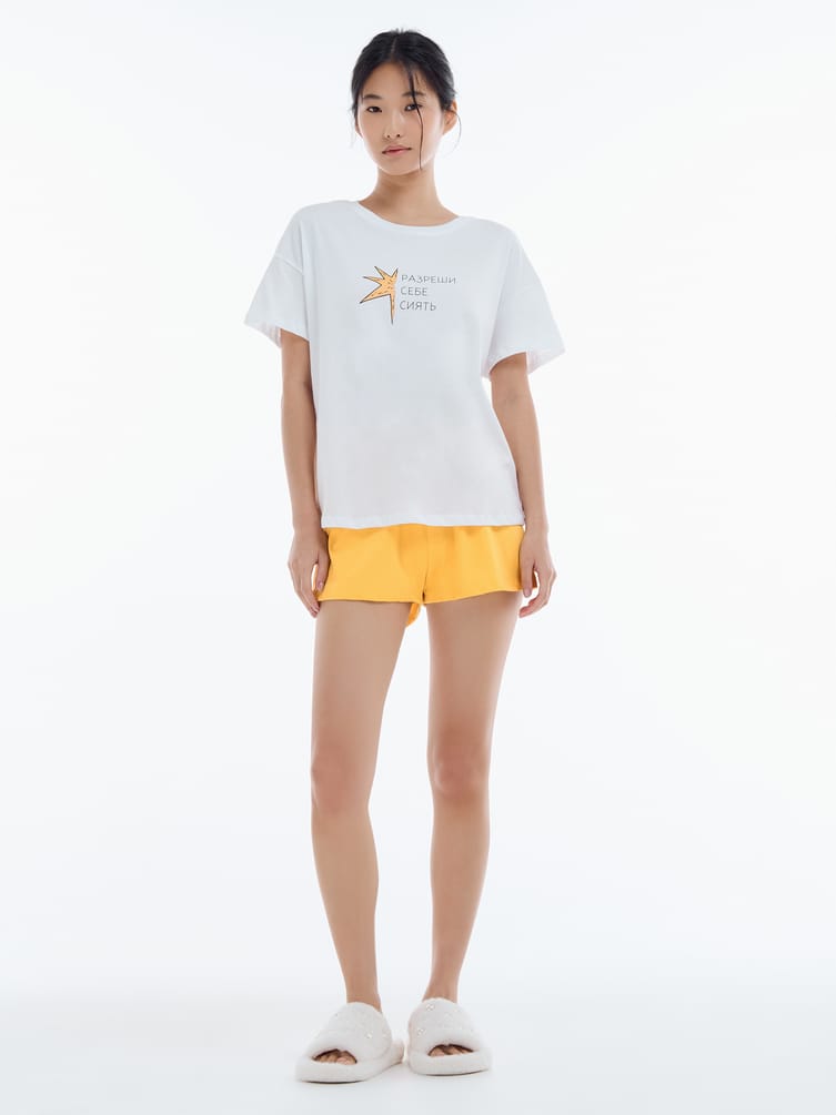 Хлопковая пижама с футболкой с яркими шортами