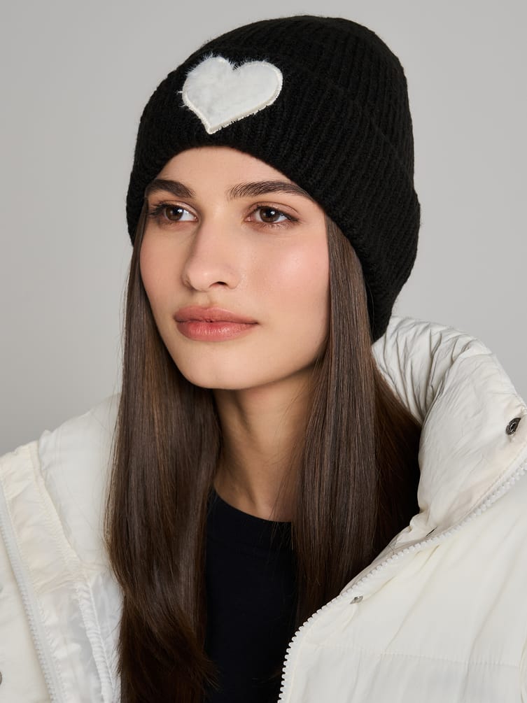 Вязаная шапка с плюшевым сердцем