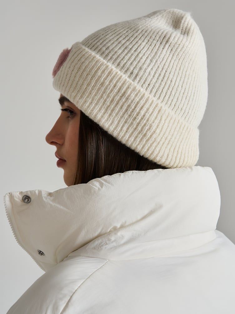 Вязаная шапка с плюшевым сердцем