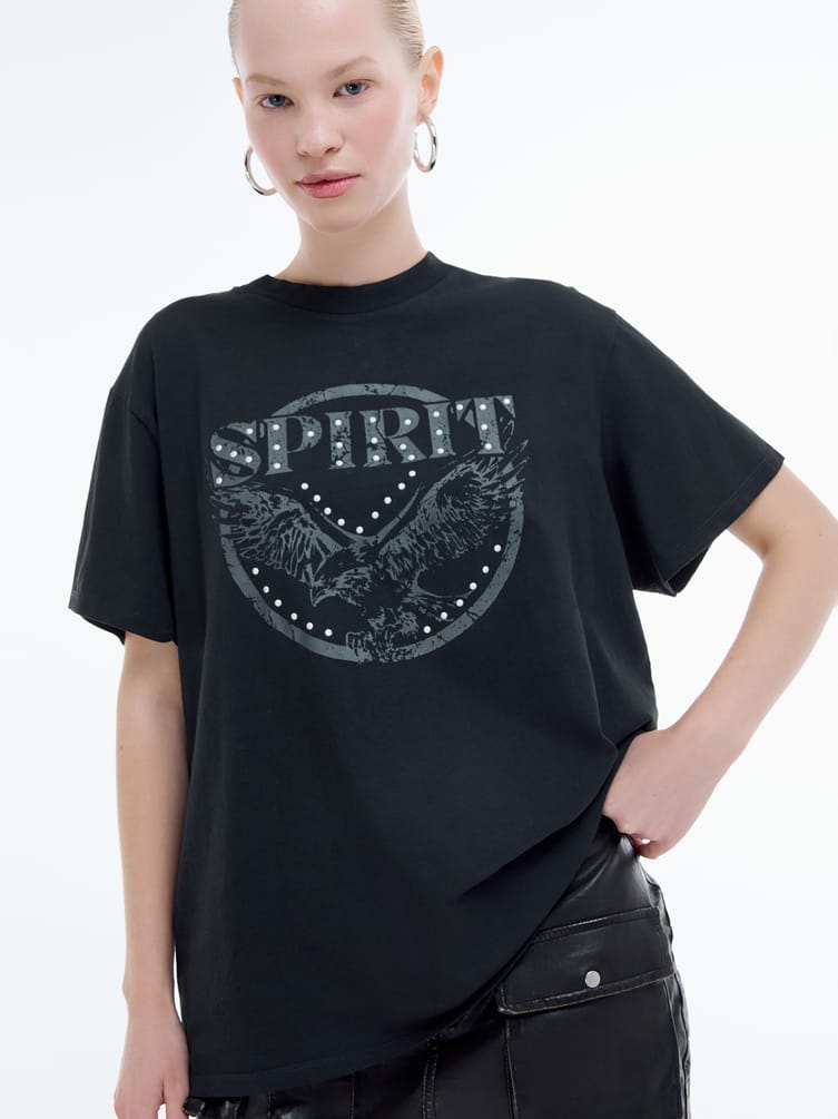 Футболка с принтом и металлическими элементами